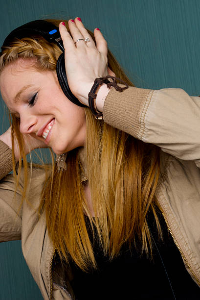 Bella giovane donna ascoltando musica - foto stock