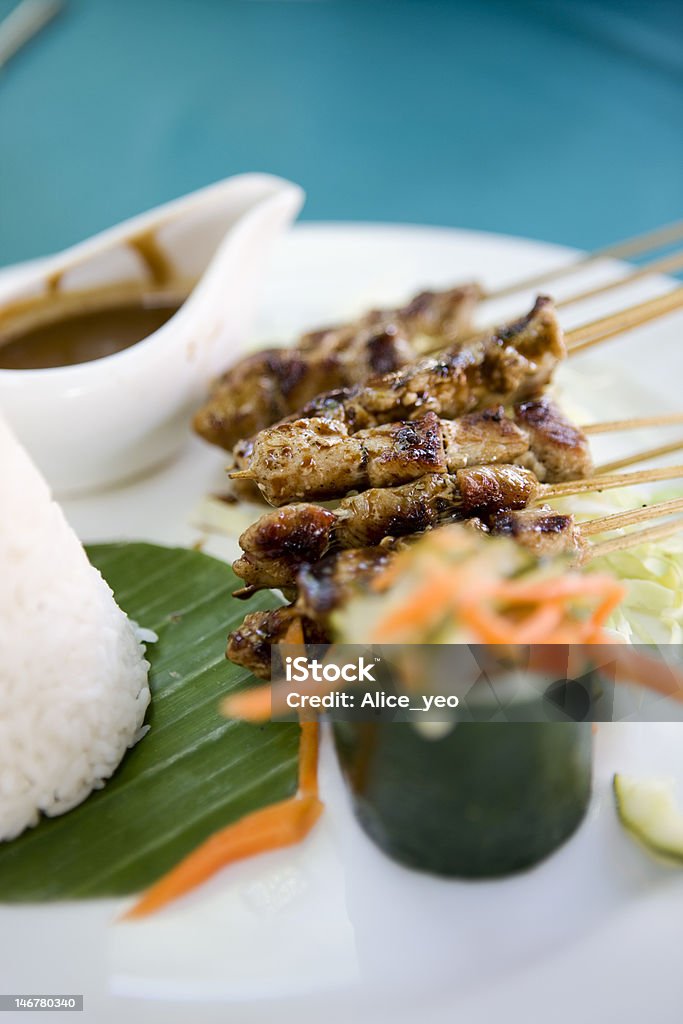 Porc thaï, et le saté de poulet avec du riz avec des bâtons & salade - Photo de Aliment libre de droits