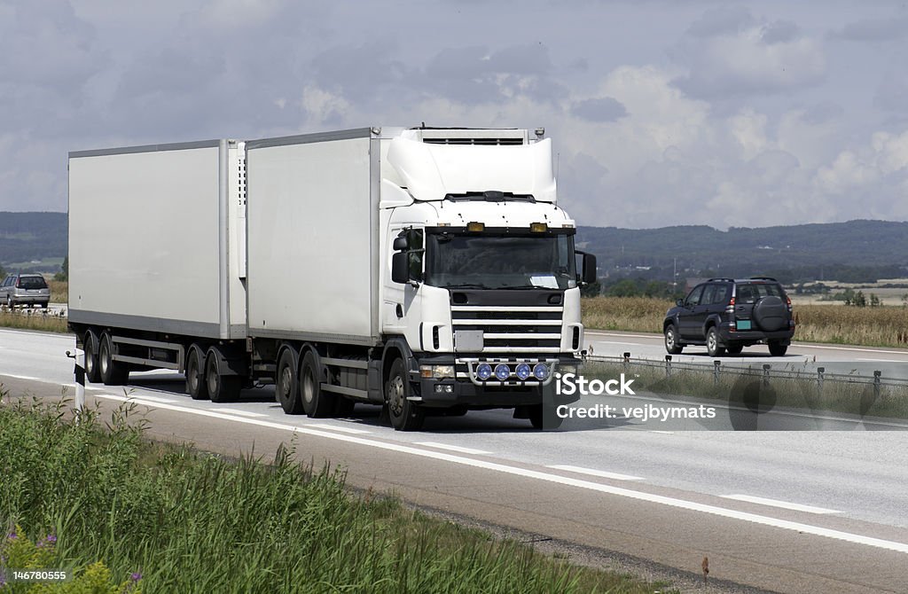 Blanco sobre un camión multilane highway. - Foto de stock de Autopista libre de derechos