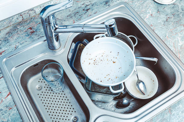 dishwashing - pile of dirty dishes in kitchen sink - sink domestic kitchen kitchen sink faucet imagens e fotografias de stock
