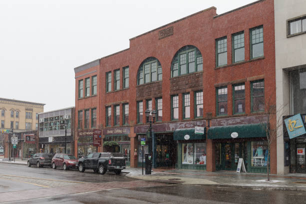 concord, nh, usa - february 18, 2020: main street view of city in new hampshire nh, usa. - concord new hampshire stockfoto's en -beelden