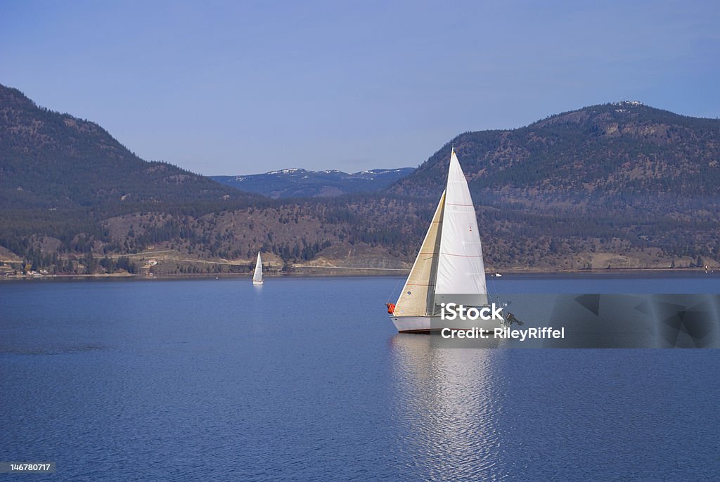 Voile sur un dimanche - Photo de Lac Okanagan - Colombie-Britannique libre de droits