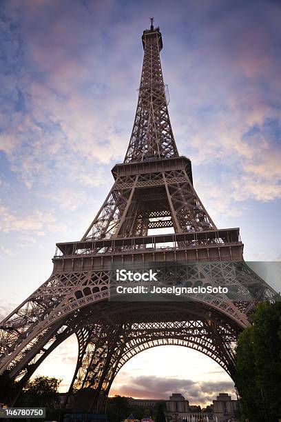 Torre Eiffel Contro Un Cielo Nuvoloso Al Tramonto - Fotografie stock e altre immagini di Architettura - Architettura, Capitali internazionali, Composizione verticale