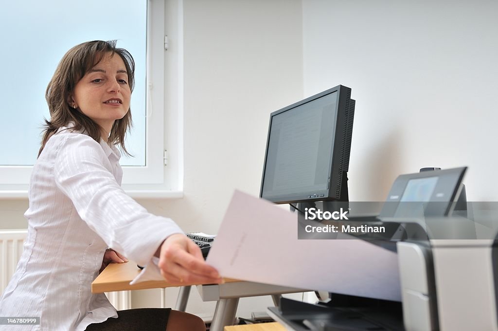 Persone d'affari al lavoro con stampante - Foto stock royalty-free di Stampante