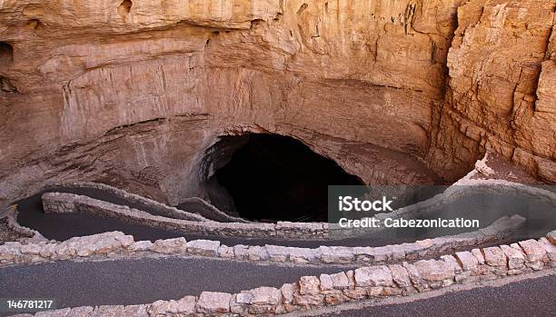 Cavernas De Foto de stock y más banco de imágenes de Parque Nacional Carlsbad Caverns - Parque Nacional Carlsbad Caverns, Camino, Cueva