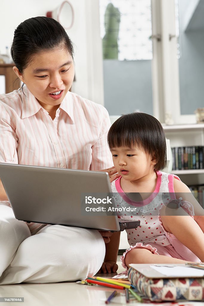 Madre e hija jugando juntos para computadora portátil - Foto de stock de Adulto libre de derechos