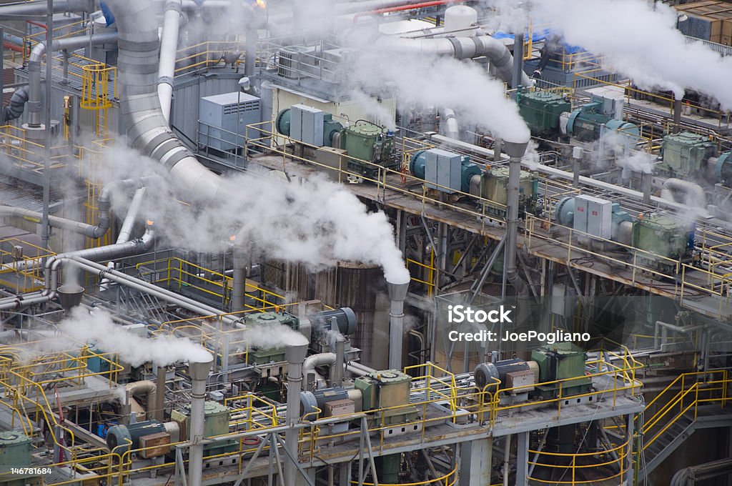 Химический завод в smoke stacks - Стоковые фото Без людей роялти-фри