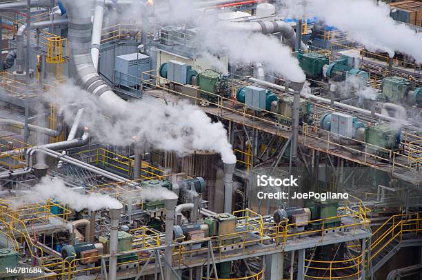 Химический Завод В Smoke Stacks — стоковые фотографии и другие картинки Без людей - Без людей, Вредные пары, Горизонтальный