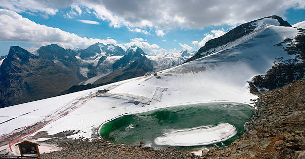 マウンテンヴュー近くから corvatsch ピッツ・サンモリッツ（スイス） - engadine graubunden canton piz bernina corvatsch ストックフォトと画像