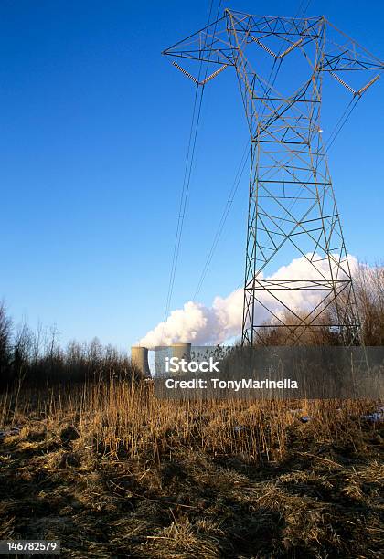 Linee Alimentate E Torri Di Raffreddamento - Fotografie stock e altre immagini di Ambiente - Ambiente, Blu, Calore - Concetto