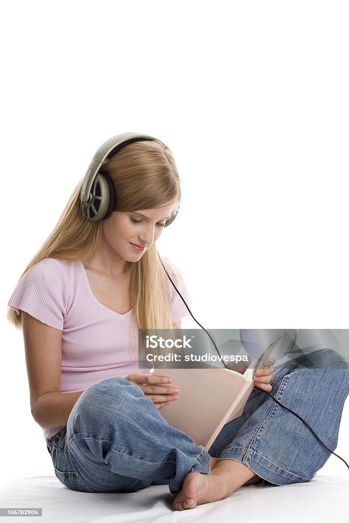 Bonita Menina adolescente ler um livro e ouvir música - Royalty-free Livro Foto de stock