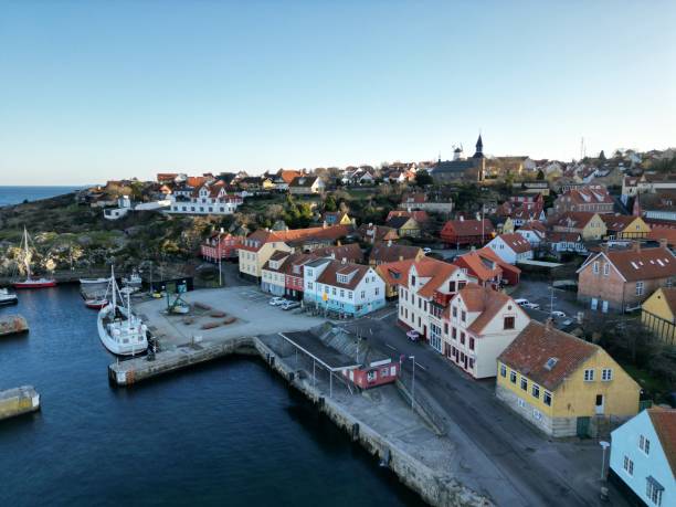 una vista aérea de un puerto en una pequeña ciudad costera - harborage fotografías e imágenes de stock