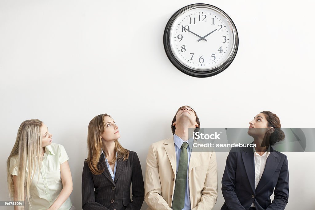 Quatro empresários a olhar para o relógio - Royalty-free Esperar Foto de stock