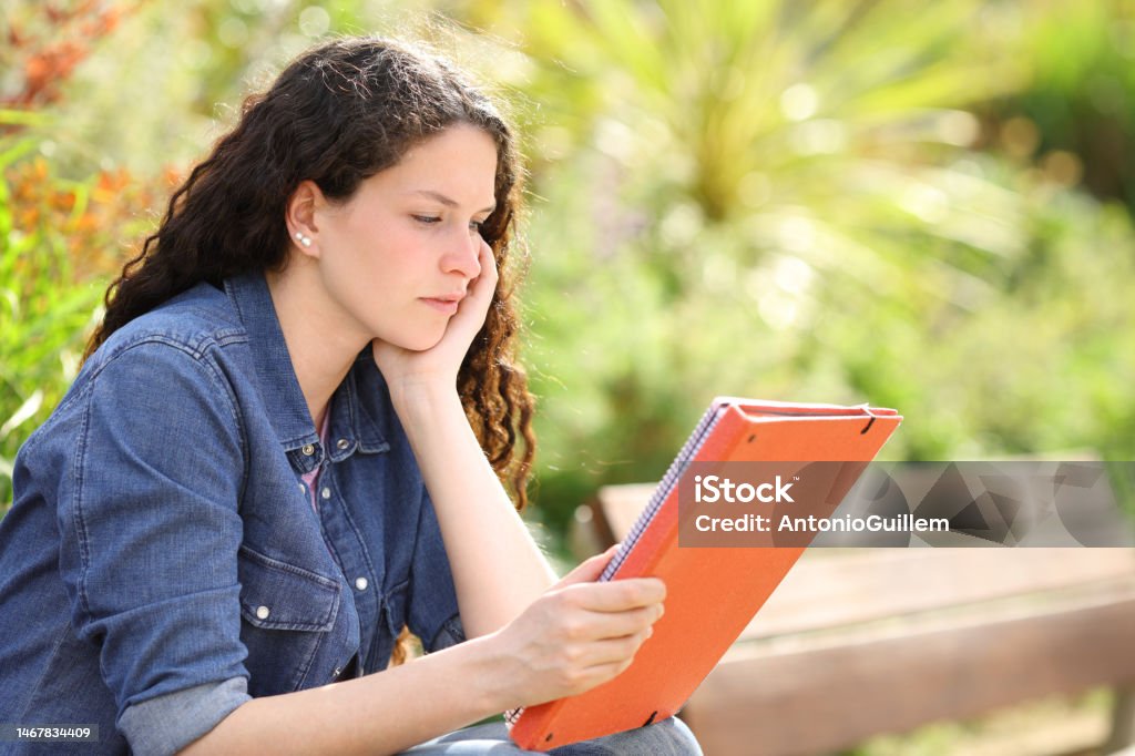 Student Read Notes Student Learning Reading Notes Sitting In A Park Stock Photo - Download ...