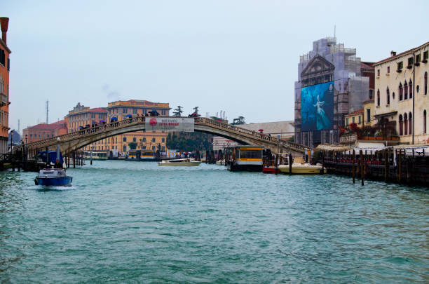 vista panorâmica da antiga ponte degli scalzi sobre o grande canal. a ponte liga os sestieri de santa croce e cannaregio. manhã de garoa de inverno - ponte degli scalzi - fotografias e filmes do acervo