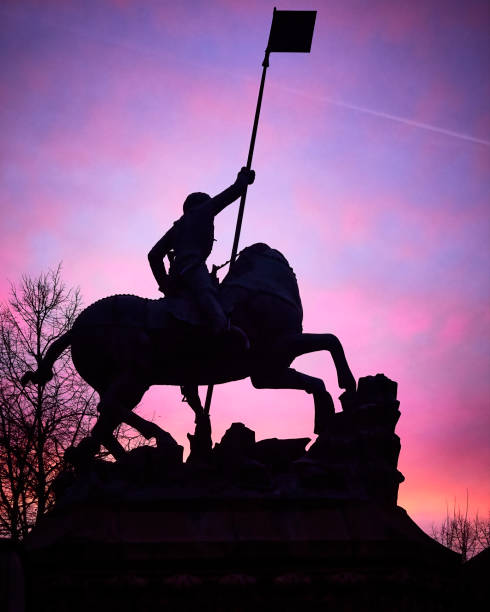 estátua de são jorge em frente à igreja calvinista de cluj. estátua de são jorge, o matador de dragões. - st george dragon mythology horse - fotografias e filmes do acervo