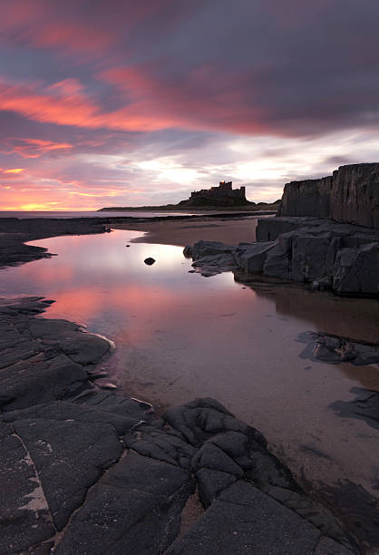 castello di bamburgh e costa - castle bamburgh english culture old foto e immagini stock