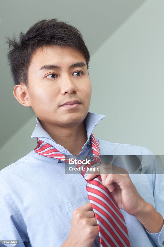 Homem Chinês asiático prepara-se para o trabalho de manhã - Royalty-free Adulto Foto de stock