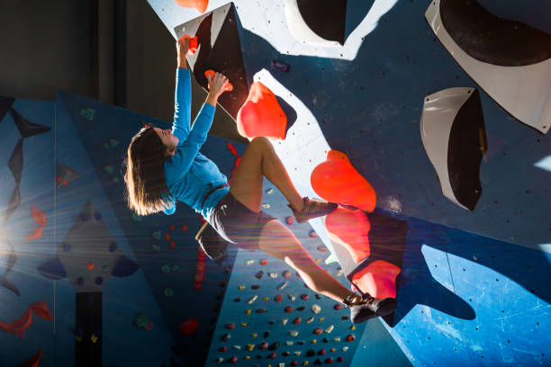 girl climbing on a climbing wall - competitive sport flash imagens e fotografias de stock