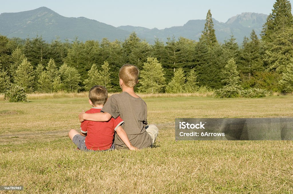 Sentados juntos no campo - Royalty-free 4-5 Anos Foto de stock