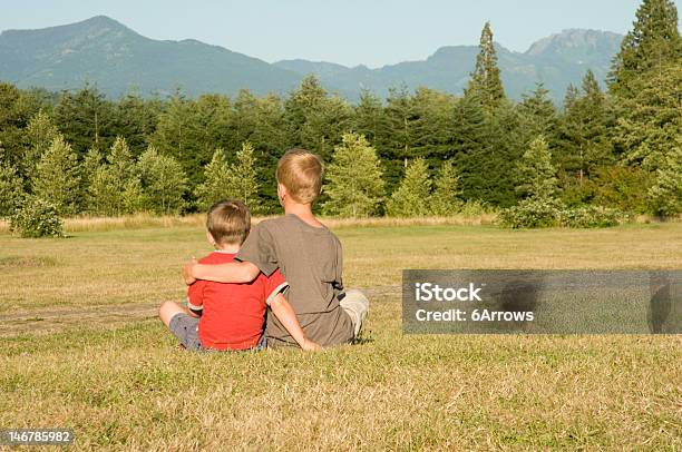 Sentados Juntos No Campo - Fotografias de stock e mais imagens de 4-5 Anos - 4-5 Anos, 8-9 Anos, Admirar a Vista