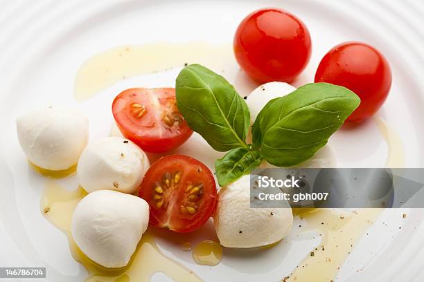 Insalata Caprese - Fotografie stock e altre immagini di Alimentazione sana - Alimentazione sana, Antipasto, Basilico