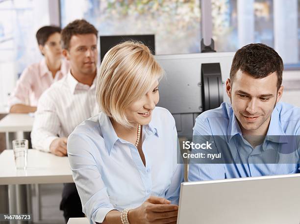 Sonriendo Profesional Personas Con Computadoras Foto de stock y más banco de imágenes de 20 a 29 años - 20 a 29 años, Adulto, Adulto joven