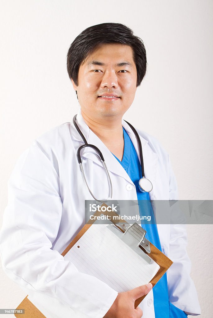 若いアジア医師 - 医師のロイヤリティフリーストックフォト