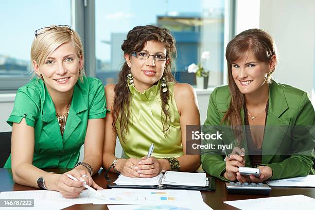 Foto de Equipe De Businesswomen e mais fotos de stock de 20 Anos - 20 Anos, 25-30 Anos, Adulto