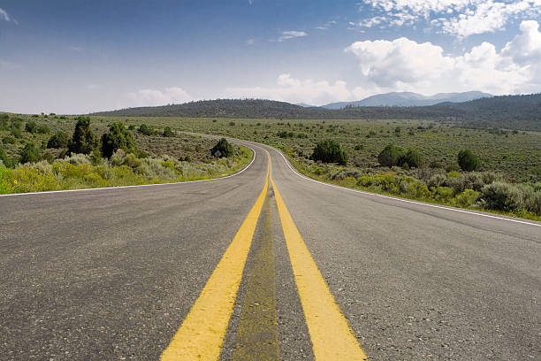 meio da estrada, vazia estrada sinuosa distância, novo méxico - arid climate asphalt barren blue - fotografias e filmes do acervo