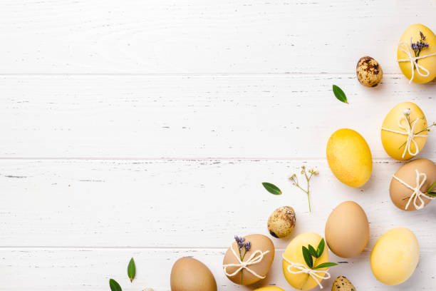 uova di pasqua con fiori su un tavolo bianco. - wood eggs easter easter egg foto e immagini stock