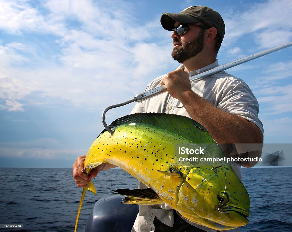 Verdadeiro homem com barba com peixe - Foto de stock de Pescaria royalty-free