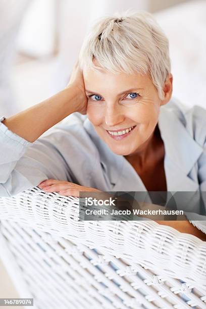 Happy Senior Lady In Wicker Stuhl Stockfoto und mehr Bilder von Blaue Augen - Blaue Augen, Seniorinnen, Eleganz