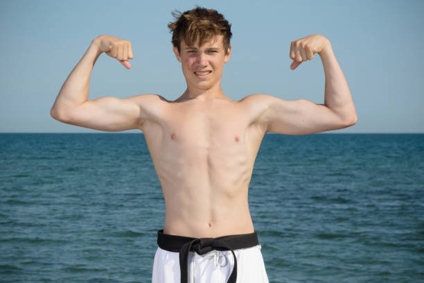 um adolescente de 17 anos sem camisa flexionando seus músculos - 17 year old - fotografias e filmes do acervo