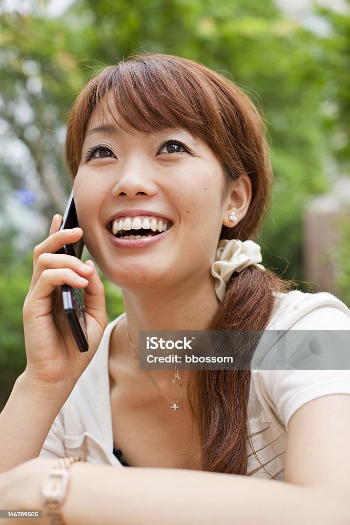 Mulher Japonesa sobre um telefone móvel - Royalty-free 20-24 Anos Foto de stock