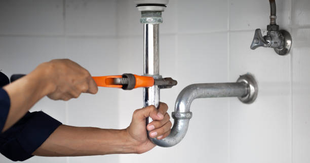 plombier au travail dans une salle de bain, service de réparation de plomberie, concept d’assemblage et d’installation. - conduite deau photos et images de collection