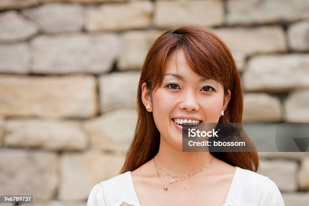 Молодая Японская Женщина Смеяться — стоковые фотографии и другие картинки Вид спереди - Вид спереди, Женщины, Только женщины