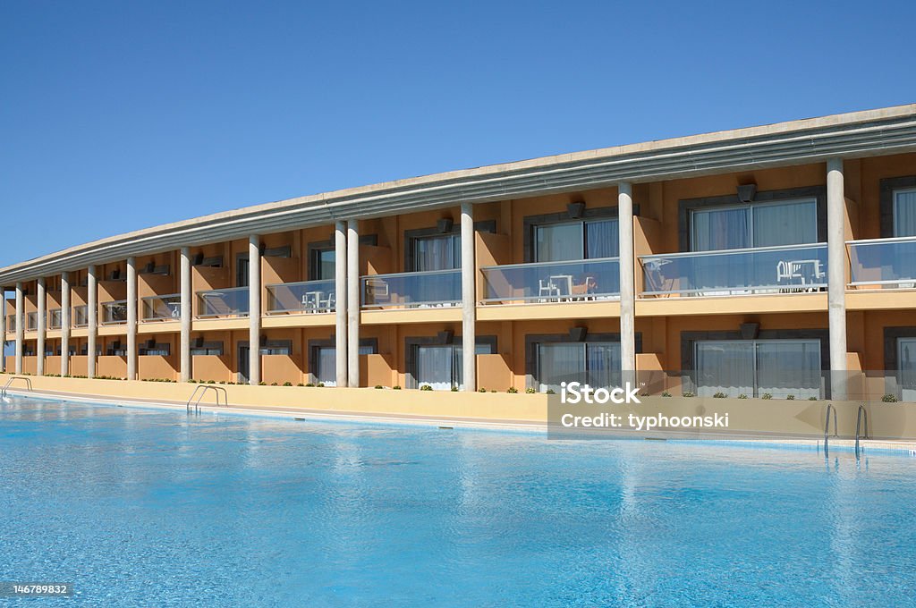 resort de verano con piscina - Foto de stock de Hotel libre de derechos