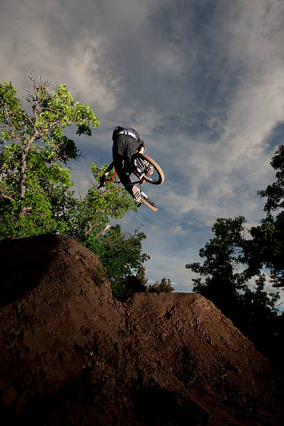 Salto de bicicleta Ciclista - foto de acervo