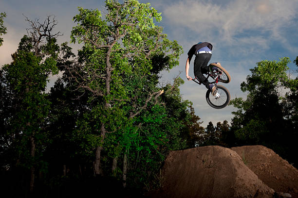 Salto de bicicleta Ciclista - foto de acervo