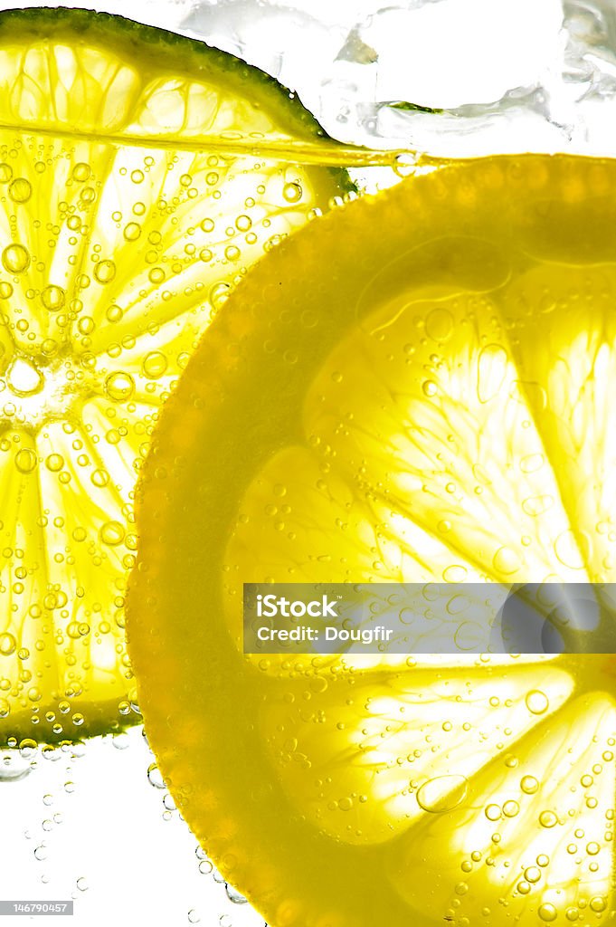 Lemon and Lime en copa de cóctel - Foto de stock de Amarillo - Color libre de derechos