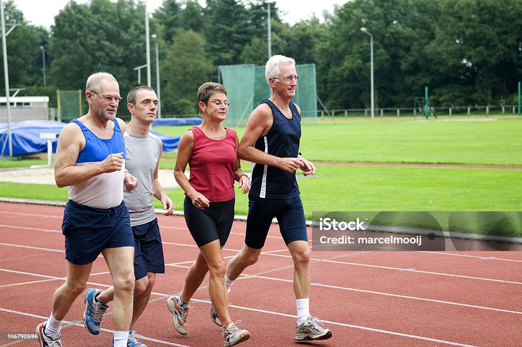Running Gruppe auf einem Track - Lizenzfrei Aktiver Lebensstil Stock-Foto
