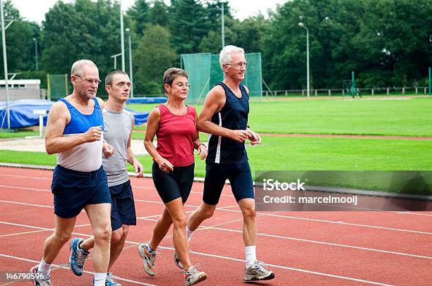 Running Gruppe Auf Einem Track Stockfoto und mehr Bilder von Aktiver Lebensstil - Aktiver Lebensstil, Aktivitäten und Sport, Athlet
