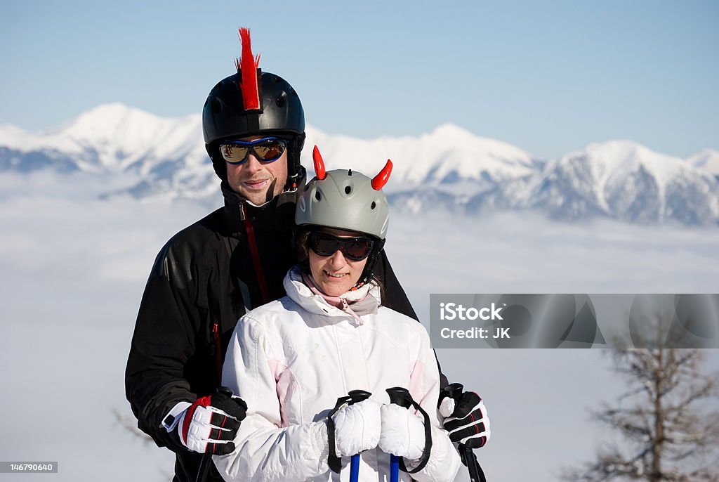 Sonriente Pareja en el complejo turístico de esquí - Foto de stock de Abrazar libre de derechos