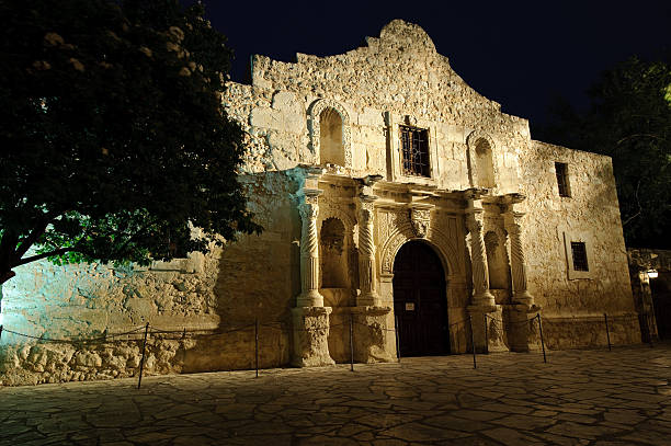 istock The Alamo at Night 146790828