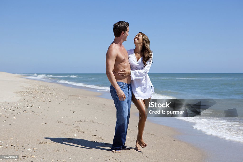 Casal se divertindo na praia. - Foto de stock de 20 Anos royalty-free