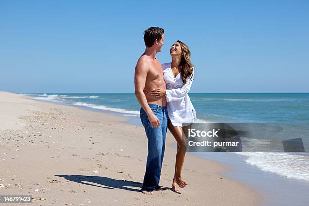 Foto de Casal Se Divertindo Na Praia e mais fotos de stock de 20 Anos - 20 Anos, Adulto, Amor