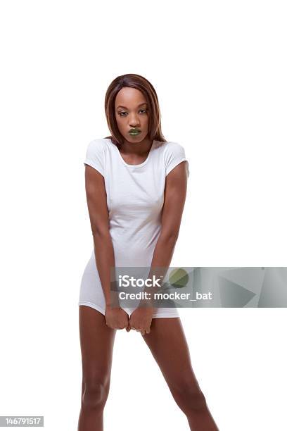 Черный Naked Женщина В Белой Футболки Узкими Брючинами — стоковые фотографии и другие картинки Афроамериканская этническая группа