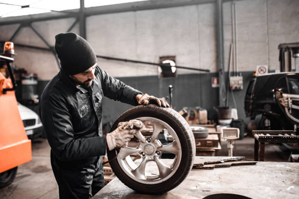 istock mechanic polish the tire 1467915762