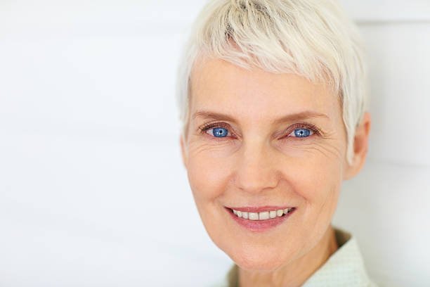 close-up di una bella donna anziana - occhi azzurri foto e immagini stock